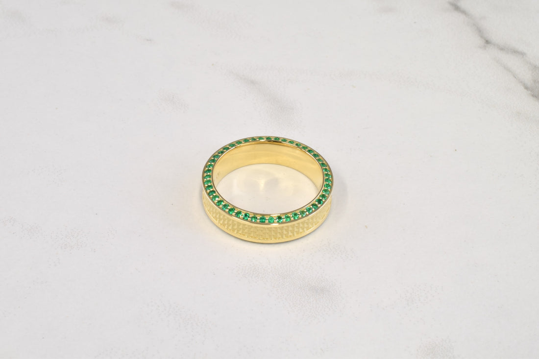 Gojard Ring 6mm w/ Emeralds