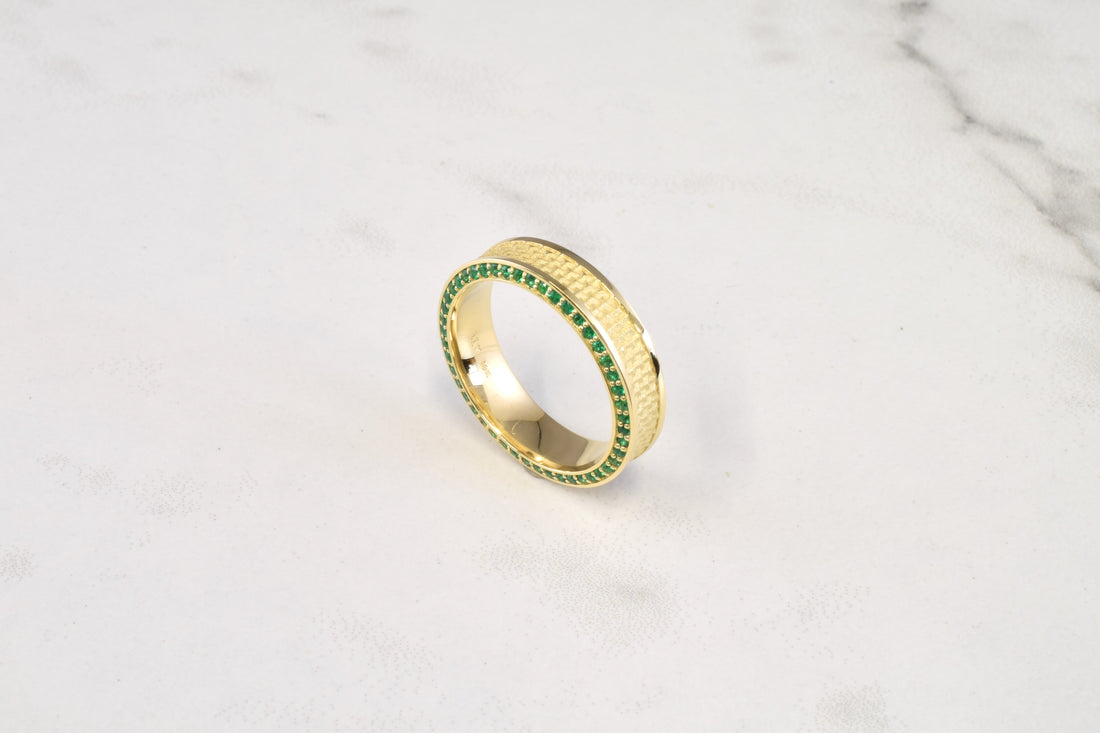 Gojard Ring 6mm w/ Emeralds